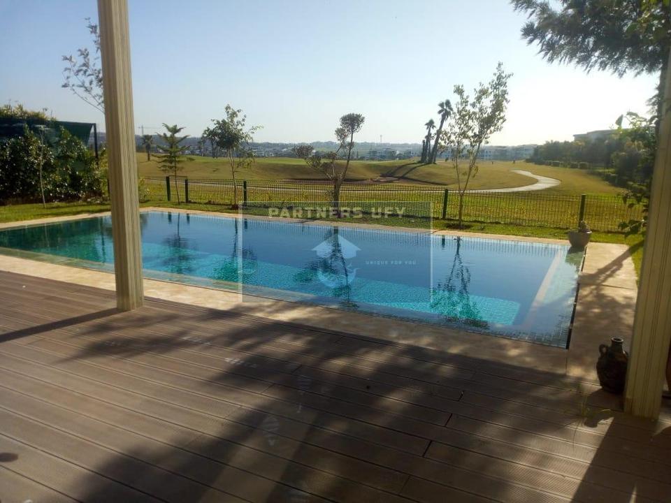 Joli appartement en rez de jardin avec piscine a louer.