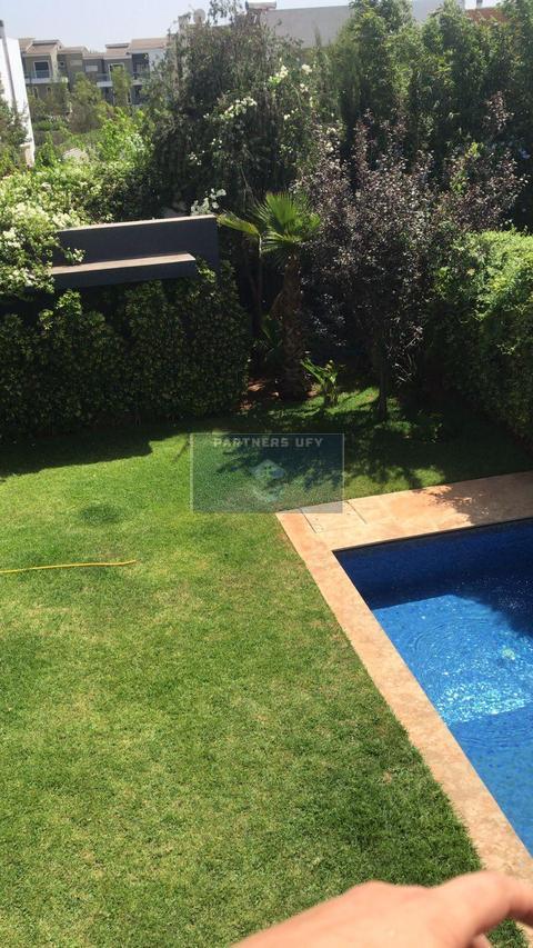 Luxueux villa avec joli jardin en résidence sécurisée - BOUSKOURA.  