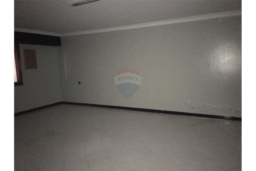 Magasin 300 m2 à louer — 4