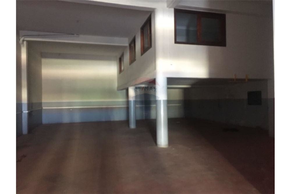 Magasin 300 m2 à louer — 2