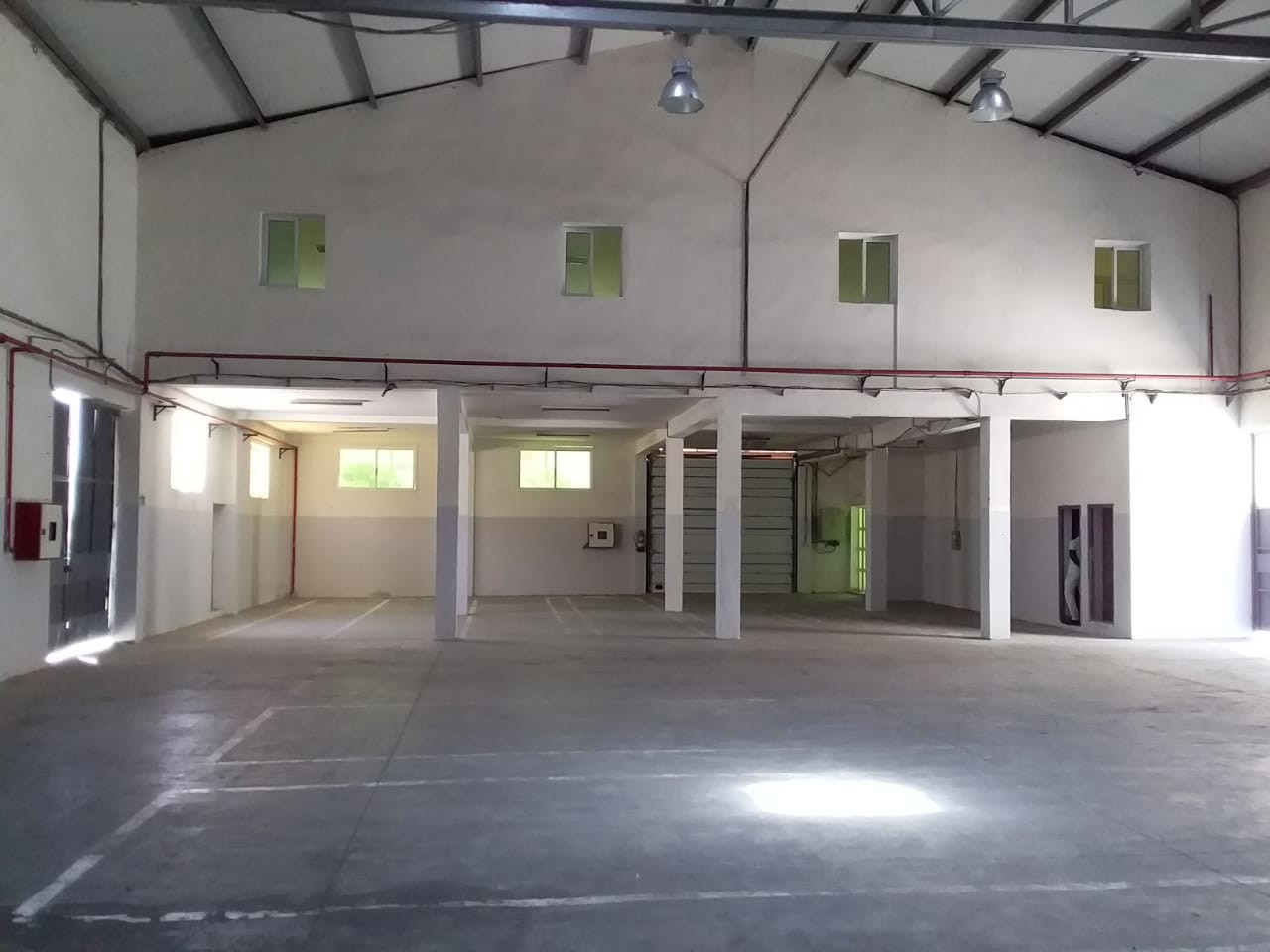Usine 1600 m² à louer — 2