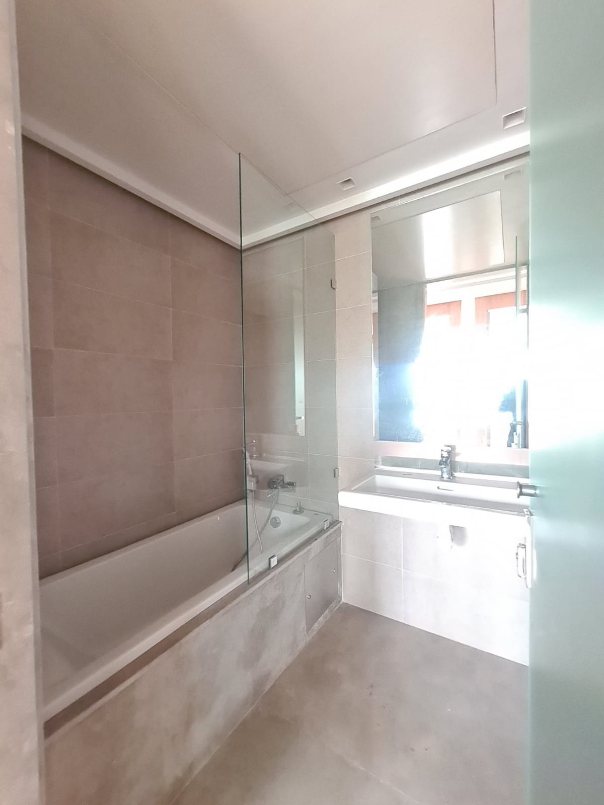 Location superbe apprtement vide  3 chambres-Racine — 6