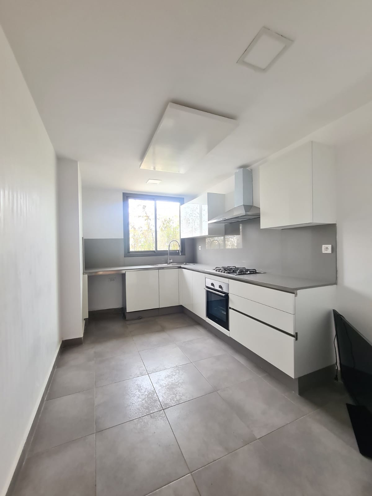 Location superbe apprtement vide  3 chambres-Racine — 4