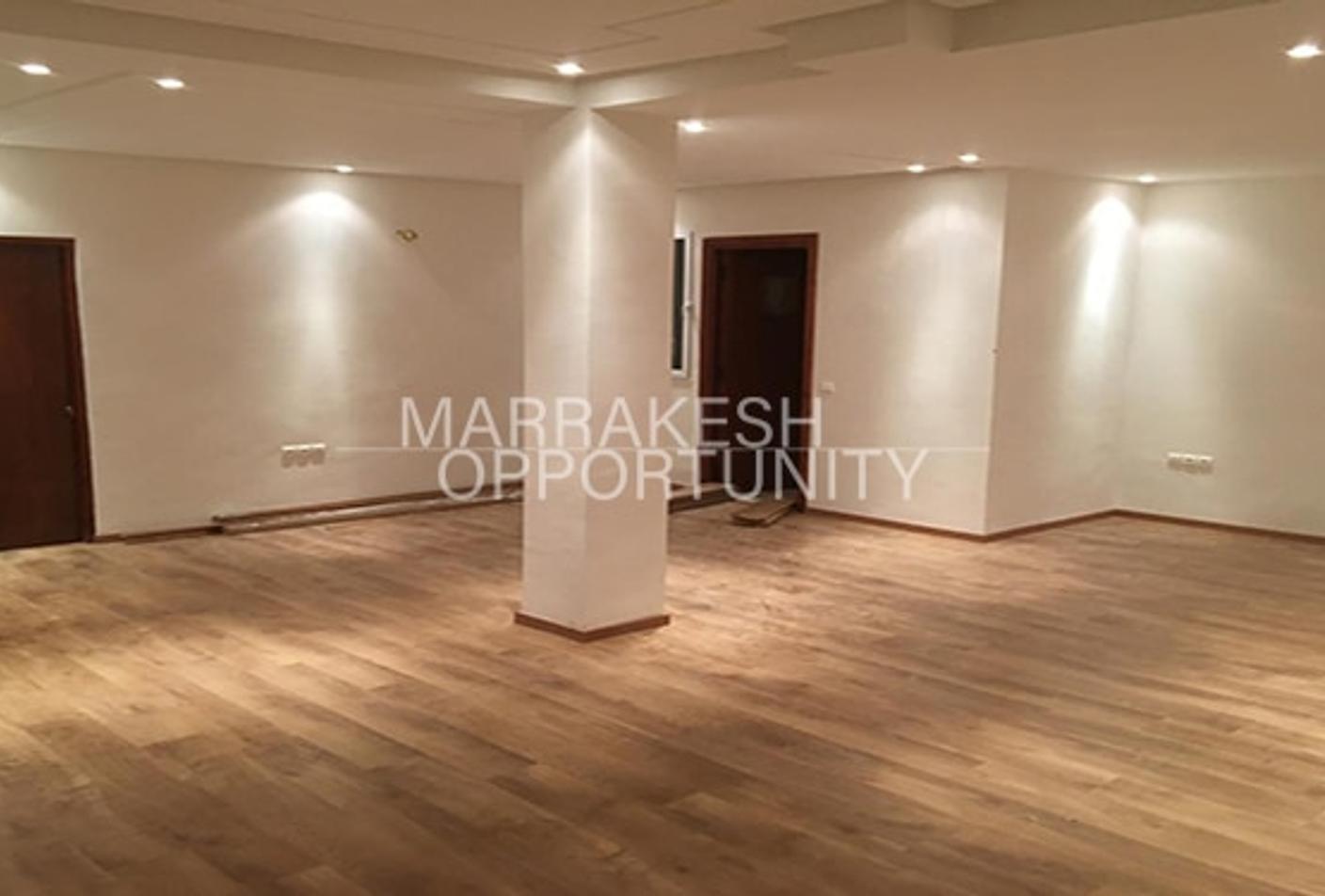 Un bureau commercial proposé en location longue durée situé à Route de casa — 2