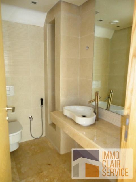 Un rez de jardin d'exception à vendre sur bouskoura — 5