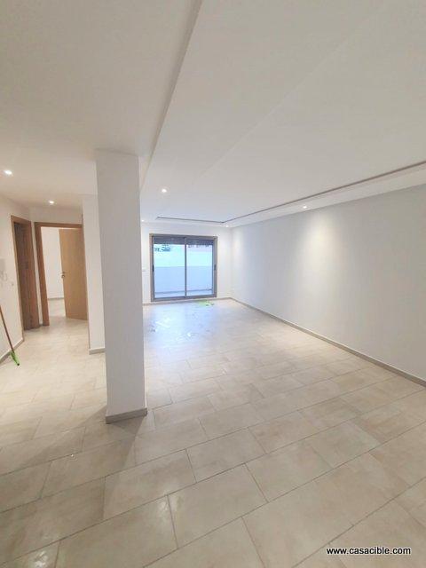 Maarif: studio vide, cuisine équipée et balcon. — 2