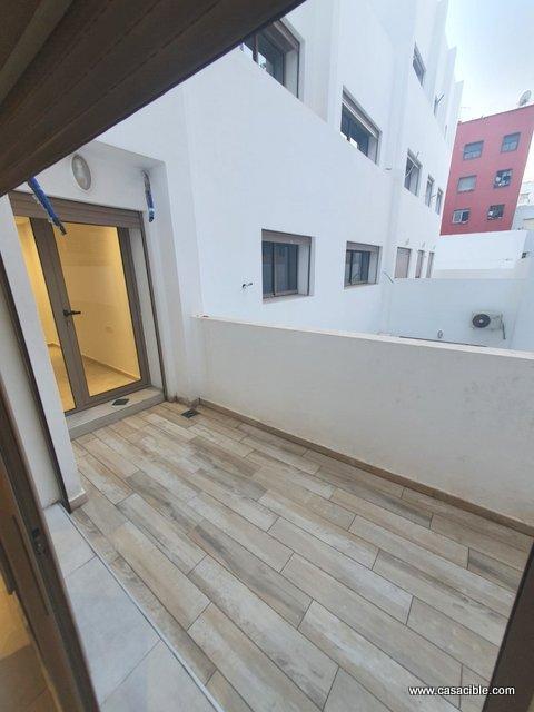 Maarif: studio vide, cuisine équipée et balcon.