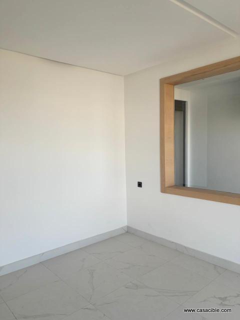 Les hopitaux: studio vide avec balcon. — 2