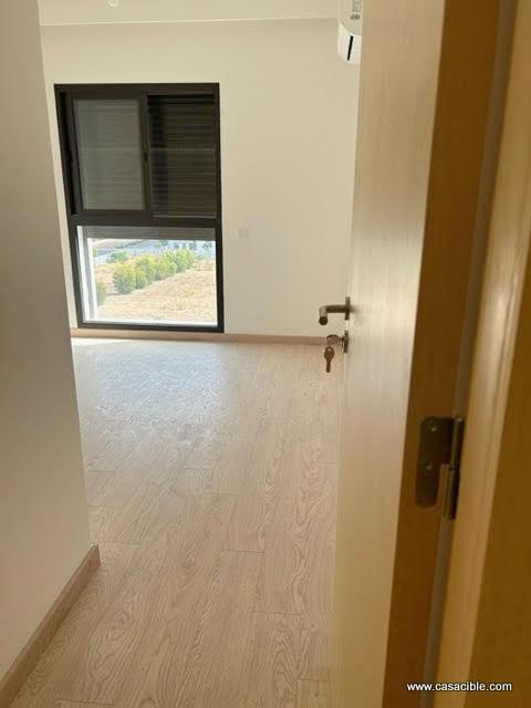 Casa Finance City: Studio haut standing vide, terrasse. — 4