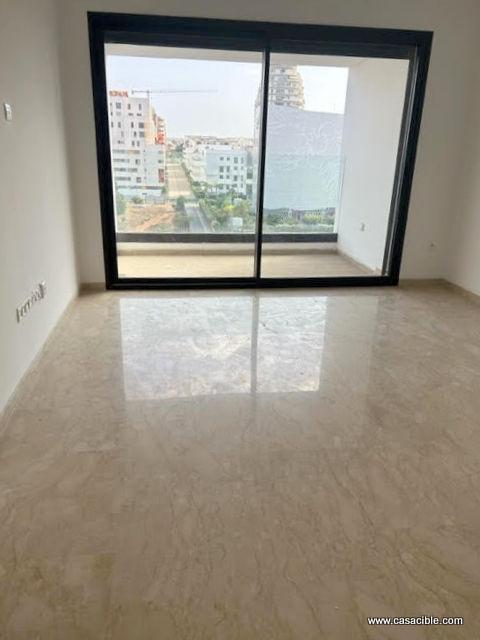 Casa Finance City: Studio haut standing vide, terrasse. — 2