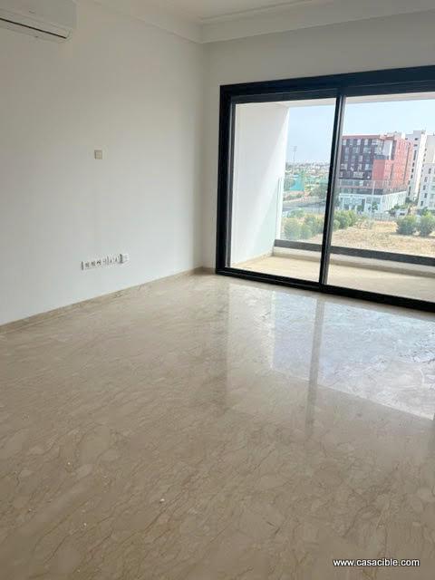 Casa Finance City: Studio haut standing vide, terrasse.