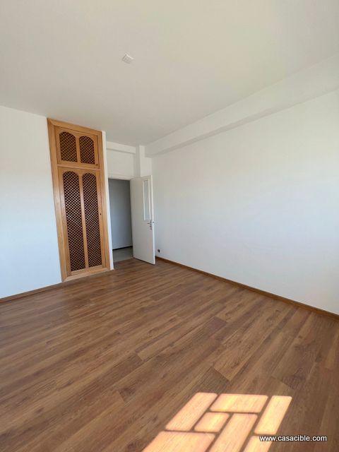2 Mars: Appartement vide 3 chambres,2 salles de bain. — 4