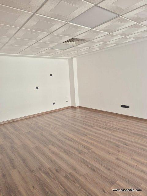 Maarif: Bureau vide bien placé. — 3