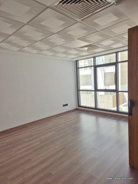 Maarif: Bureau vide bien placé.