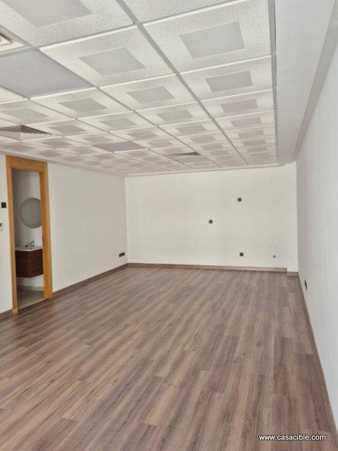 Maarif: Bureau vide bien placé. — 4