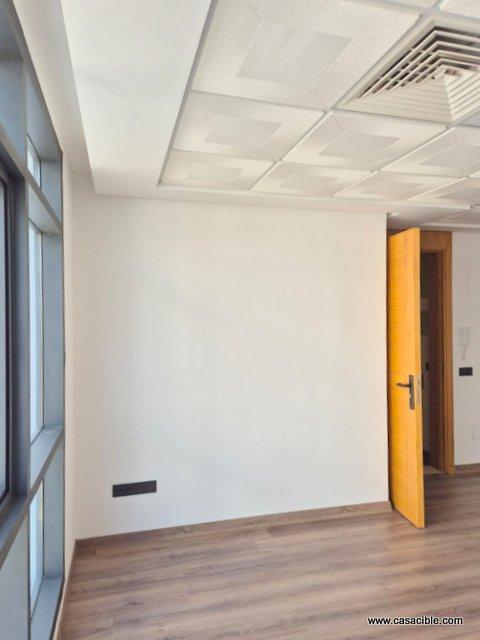 Maarif: Bureau vide bien placé. — 5