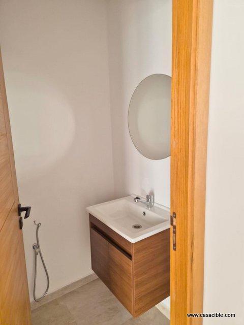 Maarif: Bureau vide bien placé. — 6