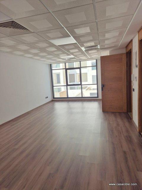 Maarif: Bureau vide bien placé. — 2