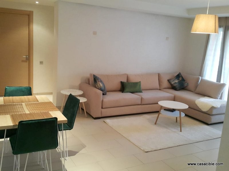 Casa Finance City: beau studio meublé à louer, avec balcon. — 3