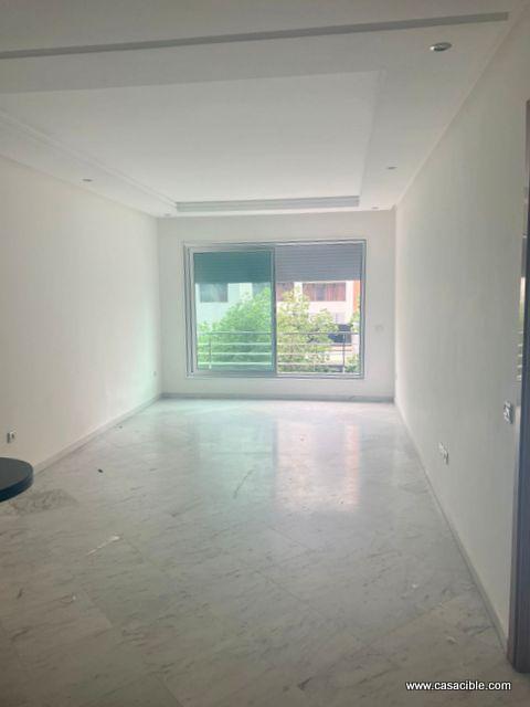 Bd Abdelmoumen: studio vide avec balcon.