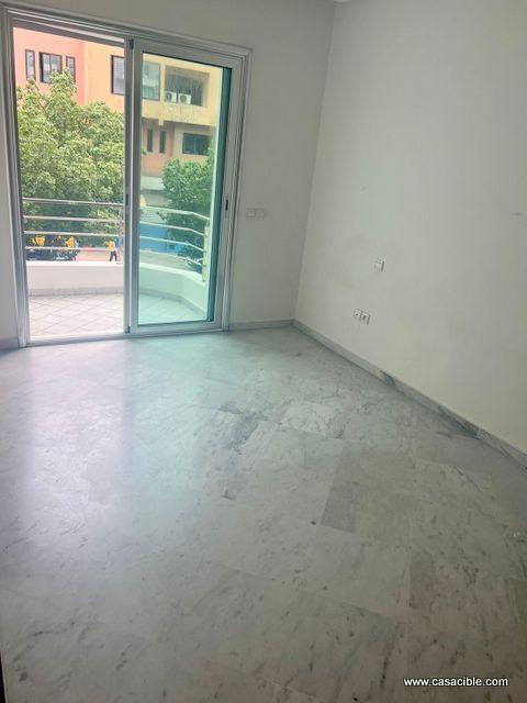 Bd Abdelmoumen: studio vide avec balcon. — 2