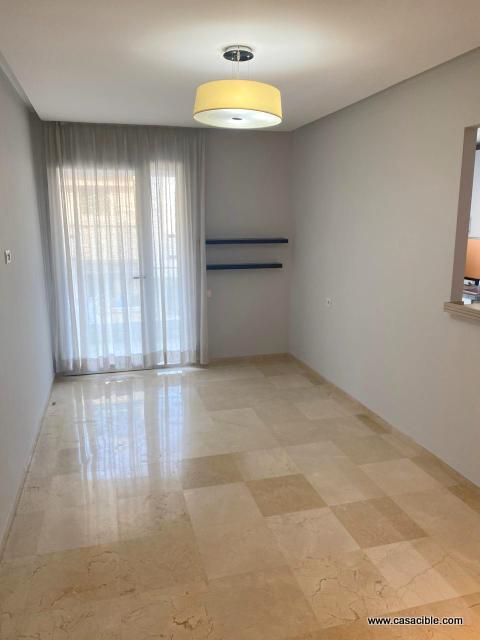 Beauséjour: Appartement vide 3 chambres, balcon.