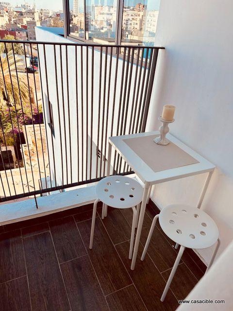 Palmier: studio meublé, balcon.