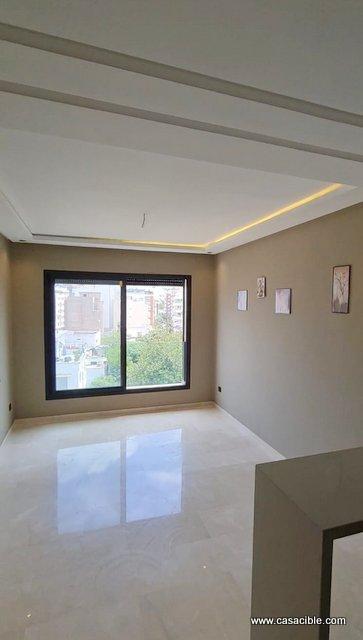 Palmier: studio vide avec balcon.