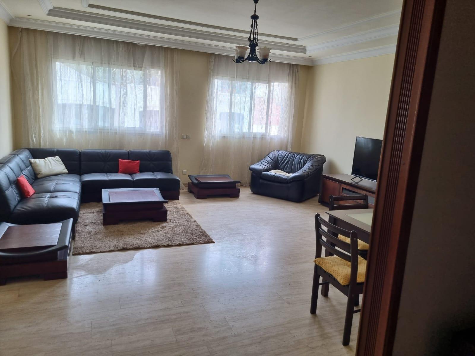 Gauthier: appartement meublé 3 chambres, salon.