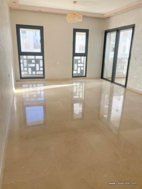 CFC: Appartement vide 2 chambres terrasse.
