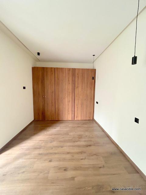 Val d'anfa: Studio HS vide. — 2