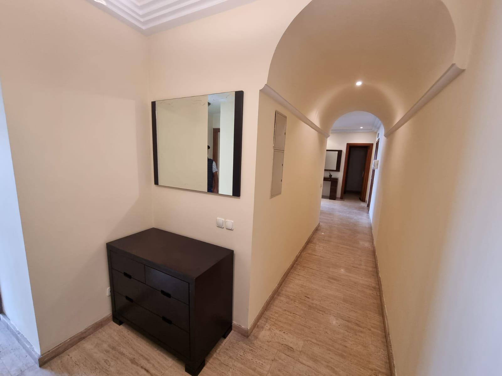 Gauthier: appartement meublé 3 chambres, salon. — 4