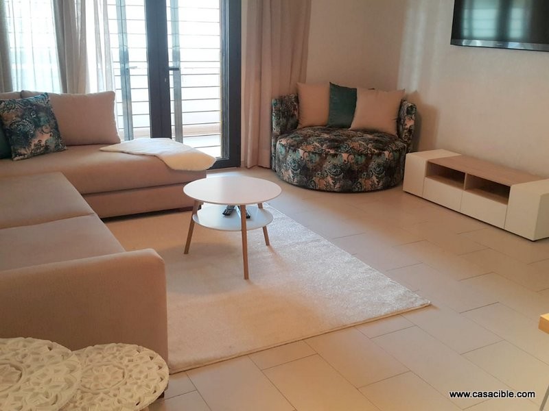 Casa Finance City: beau studio meublé à louer, avec balcon.