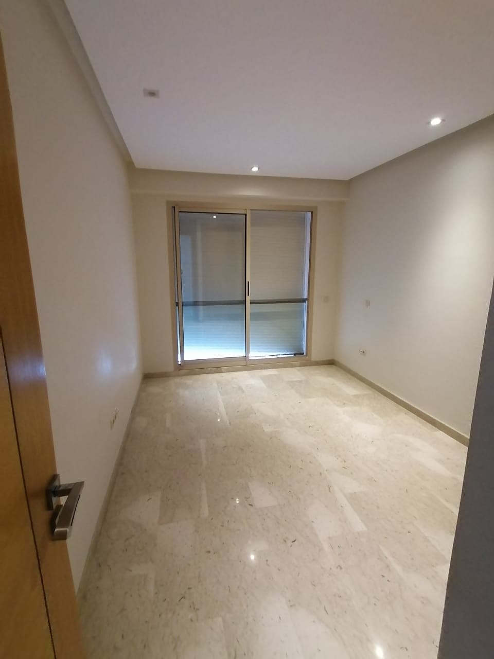 Un beau studio vide à oasis — 3