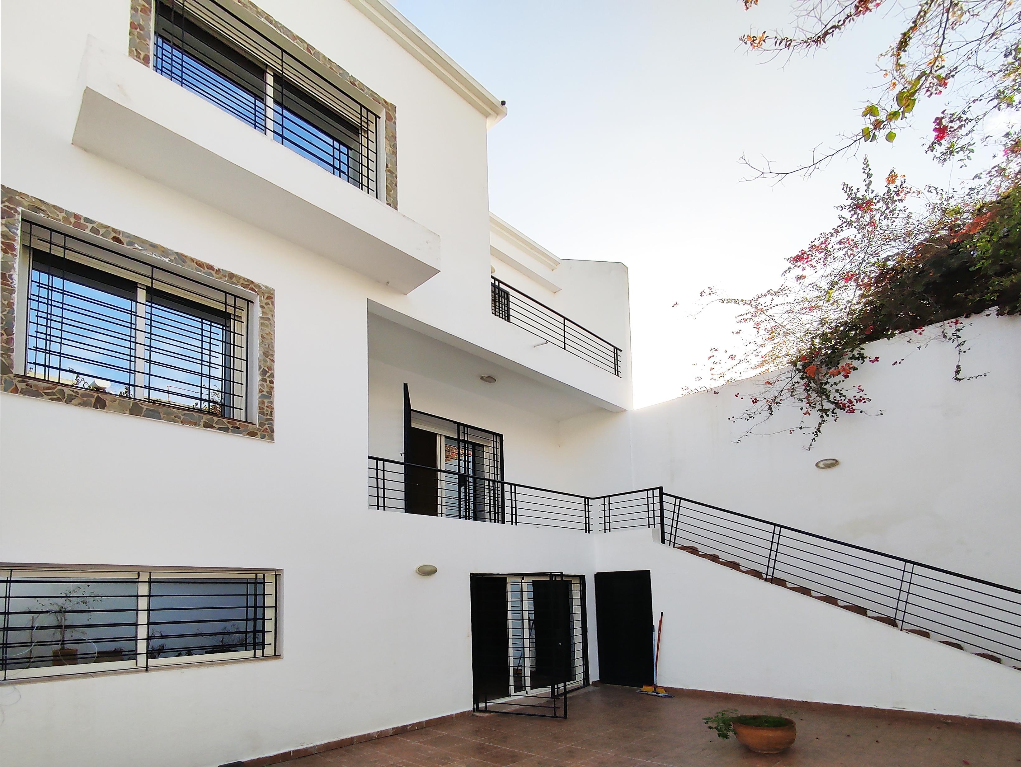 Villa semi-meublée, 3 ch. quartier résidentiel.
