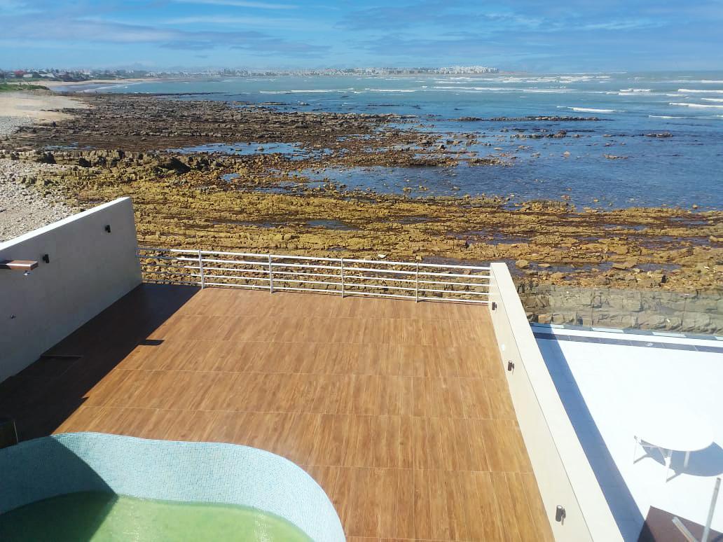 Villa pied dans l'eau, avec piscine — 2