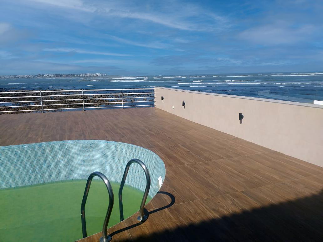 Villa pied dans l'eau, avec piscine — 3