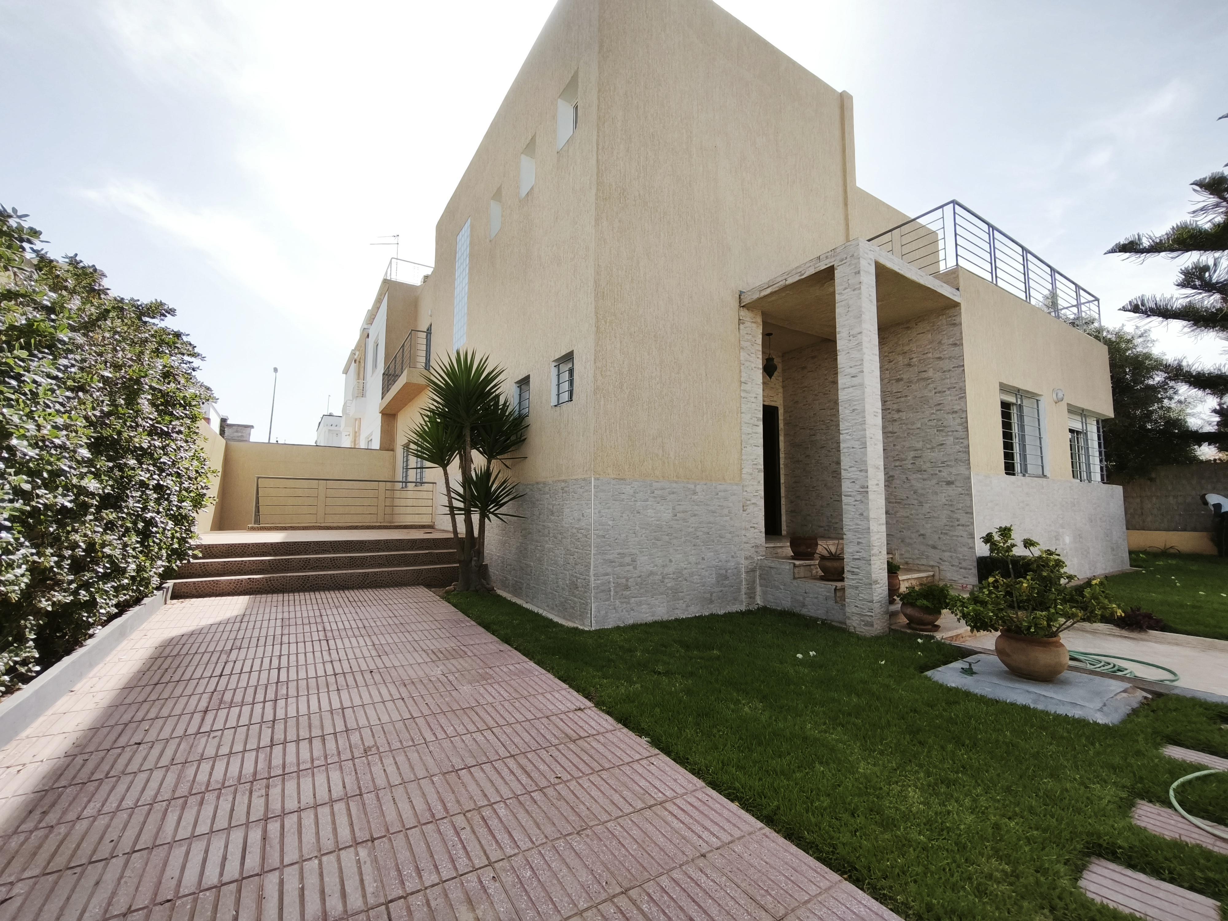 À Vendre – Villa familiale de standing à Dar Bouazza – 4 chambres – 420 m² habitables – Jardin – Lotissement sécurisé