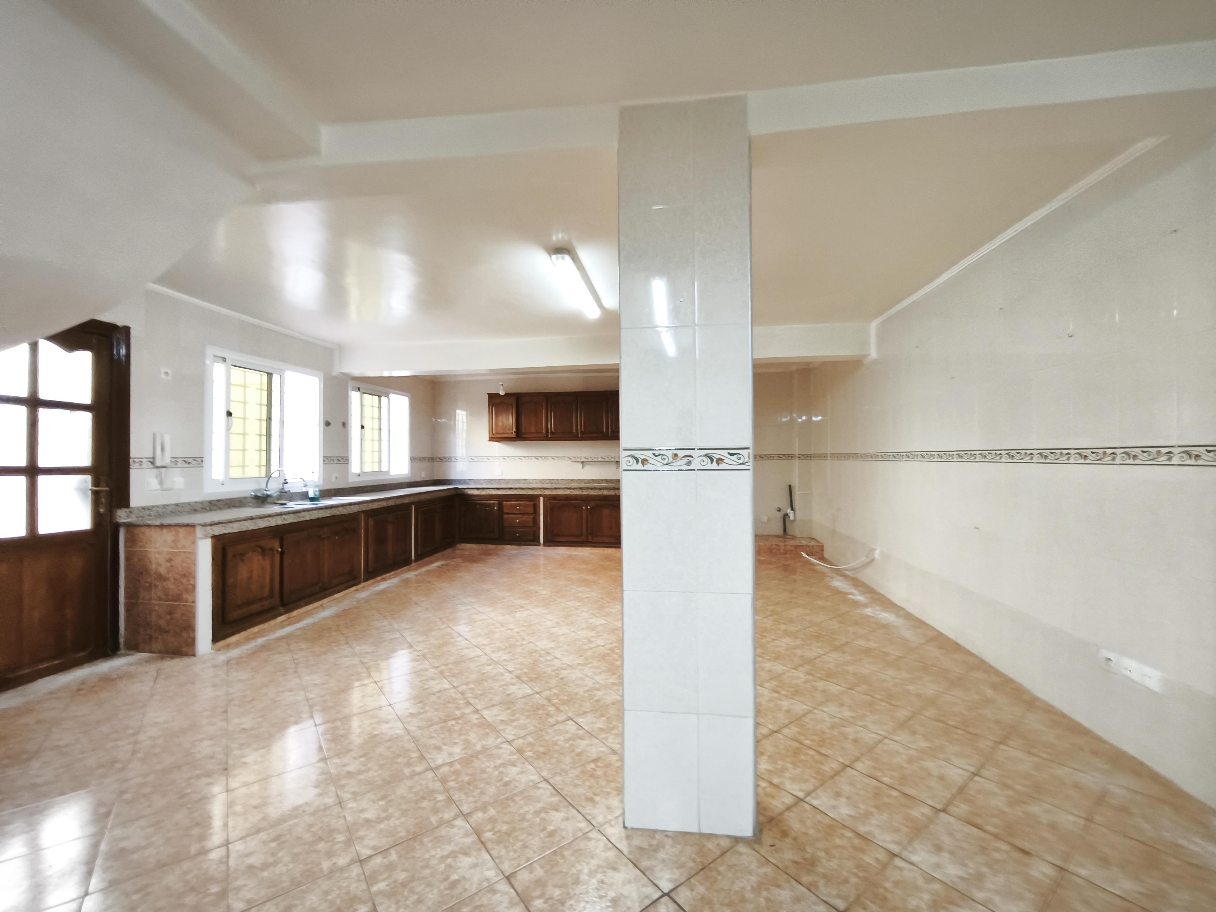 À Vendre – Villa familiale de standing à Dar Bouazza – 4 chambres – 420 m² habitables – Jardin – Lotissement sécurisé — 5
