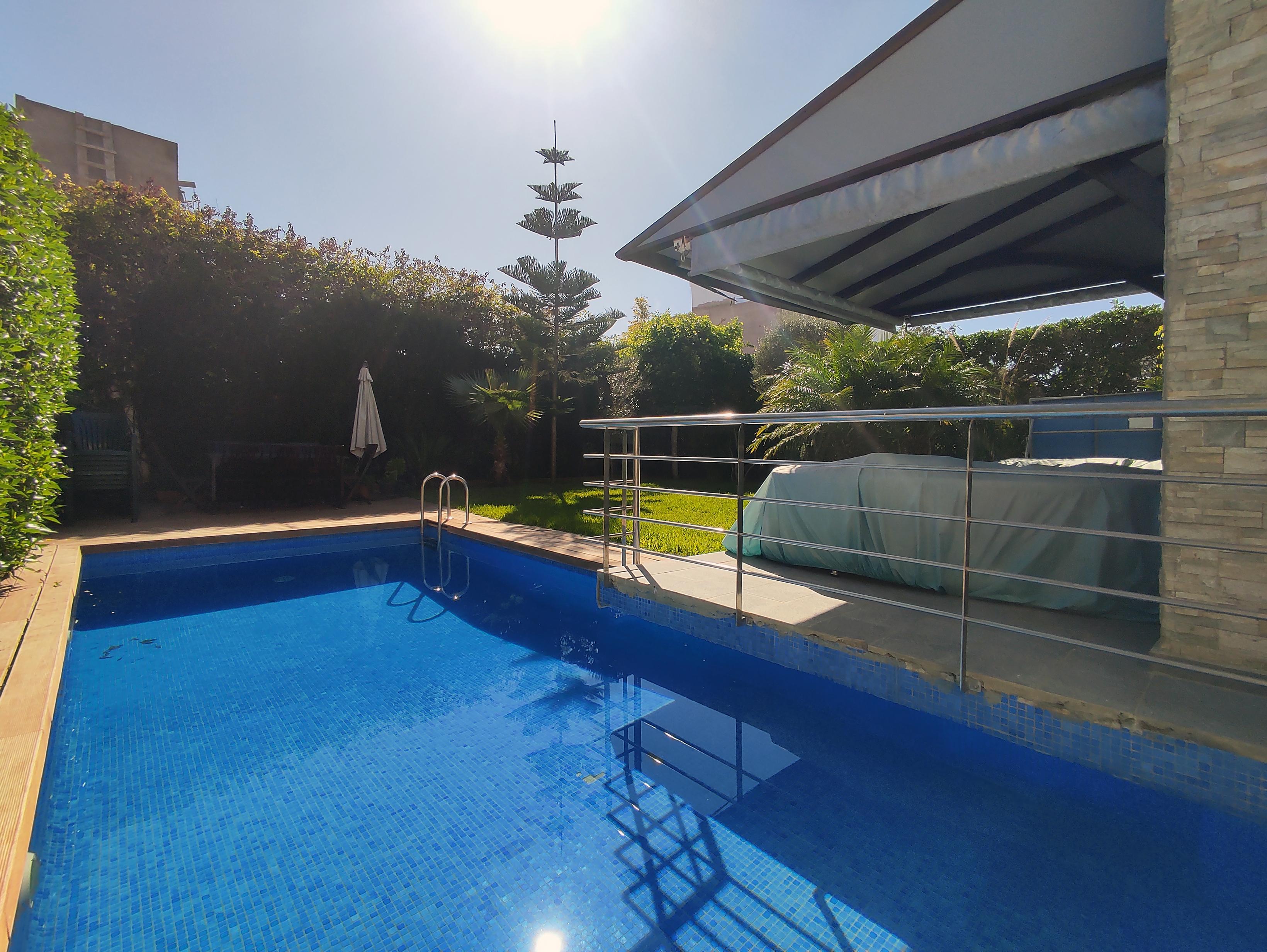 Villa avec piscine et grand jardin.
