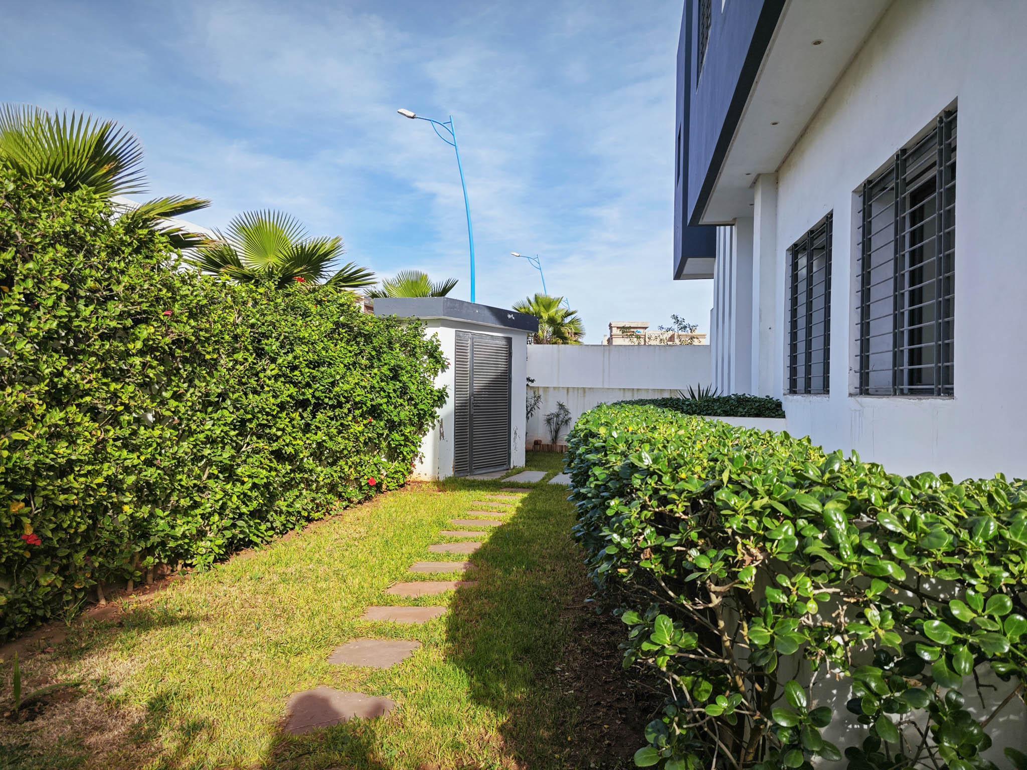 Jolie Villa avec piscine et jardin à Dar Bouazza — 3