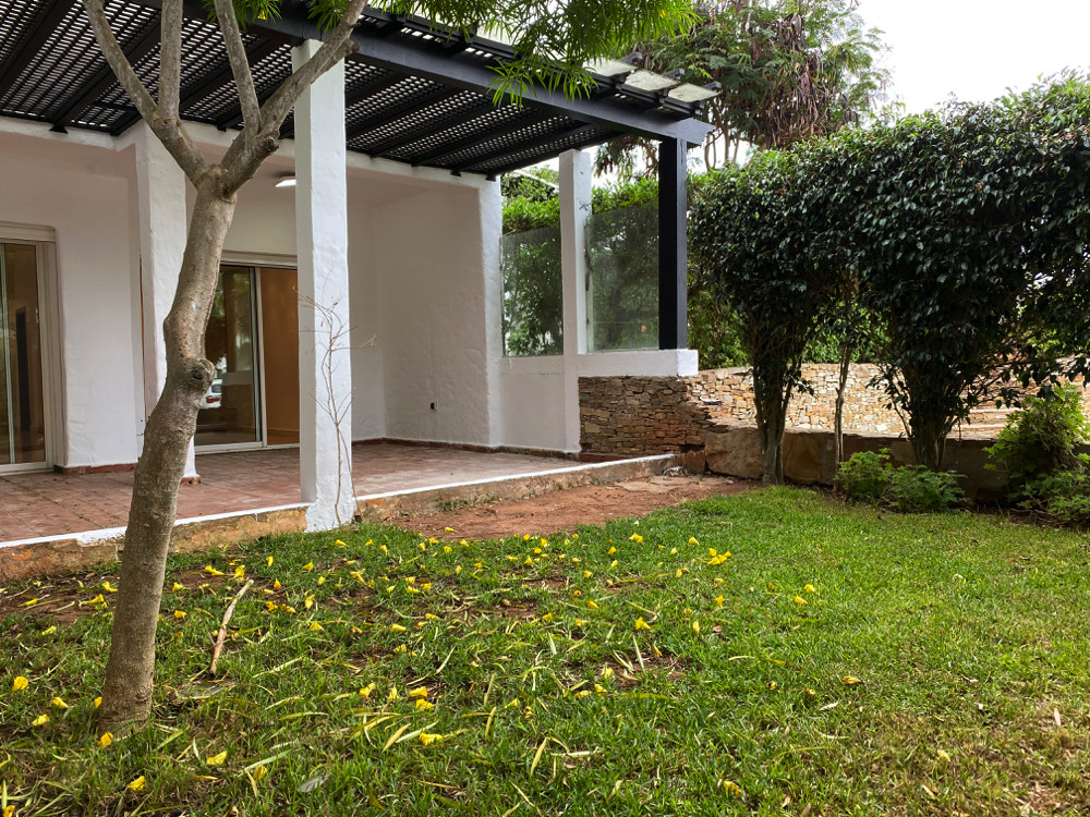 Villa ensoleillée avec jardin clôturé de plantes