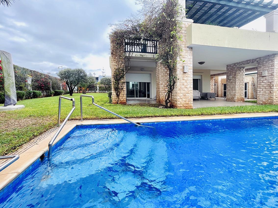Villa avec piscine, proche des plages.