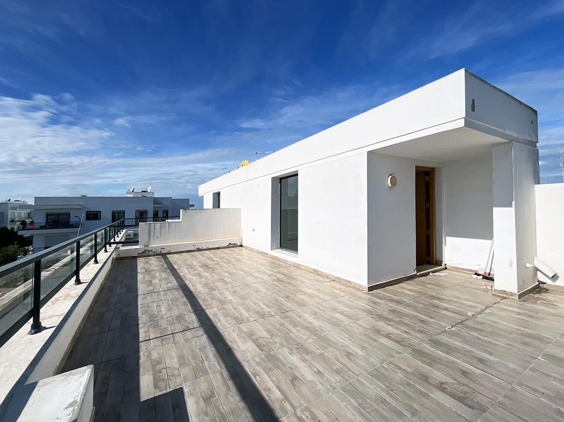 Villa avec piscine en résidence sécurisée.