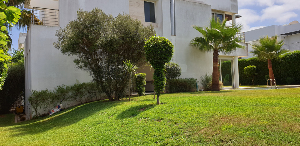 Agréable villa, grand jardin avec piscine. — 2