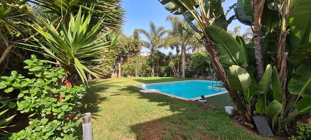 Villa haut standing, grand jardín et piscine.