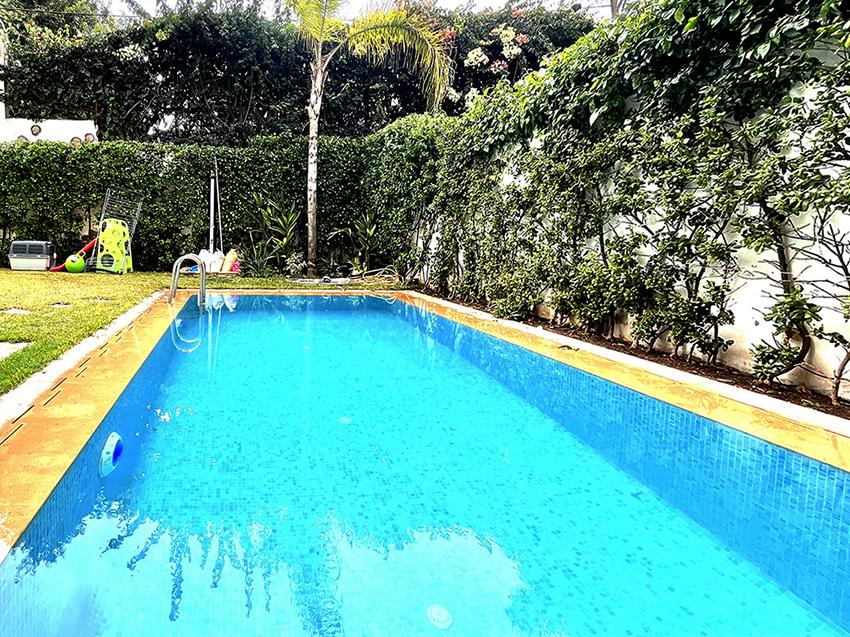 Appartement en rez-de-jardin avec piscine.