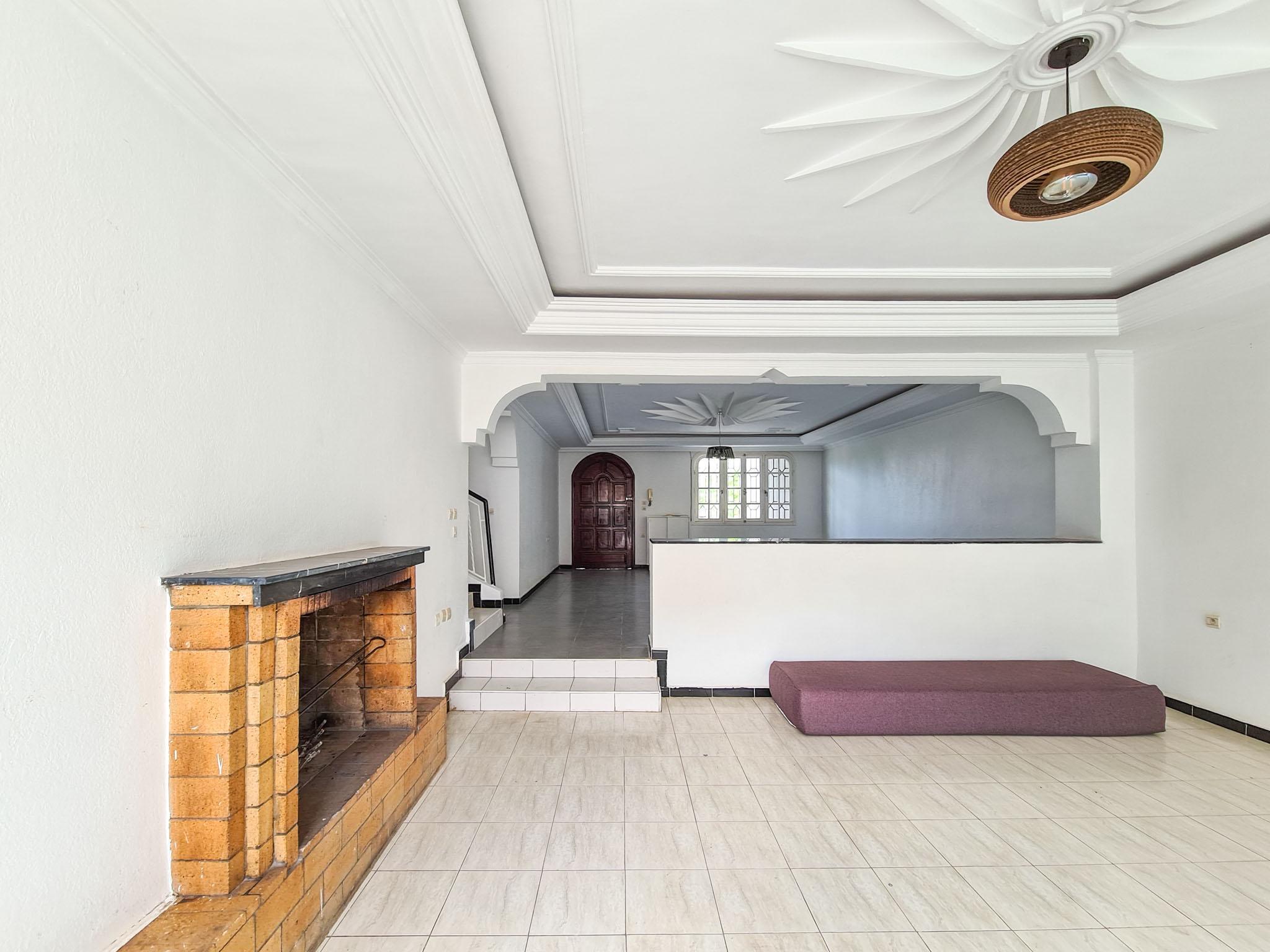 Villa sur 3 niveaux dans quartier résidentiel — 3
