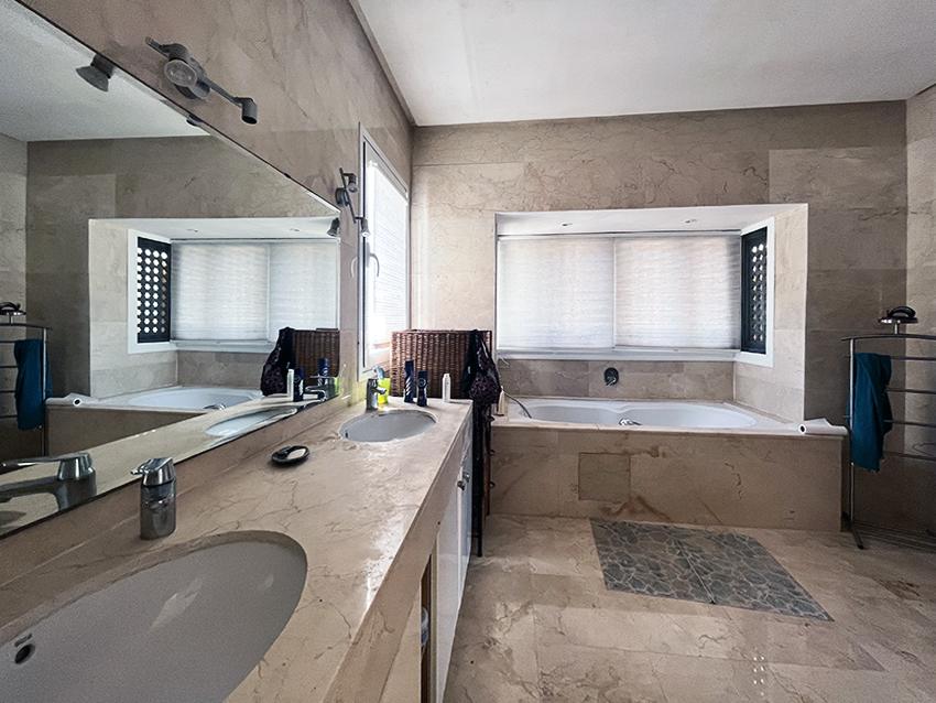 Villa, et piscine en résidence sécurisée. — 5