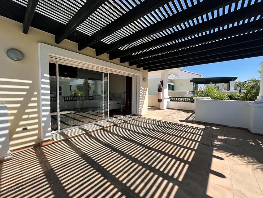 Villa, et piscine en résidence sécurisée. — 6